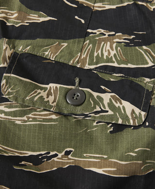 Tiger-camo shorts front pocket with buttoned flap