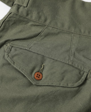 Olive bermuda shorts with front pocket opening and brown button