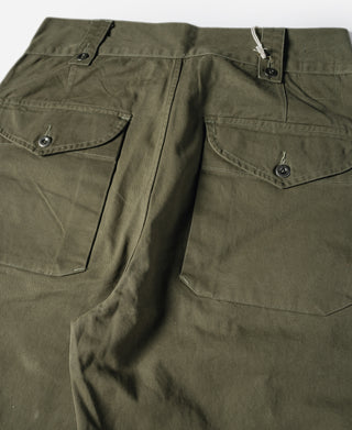 Olive Bermuda pants back view with cargo flap pockets and central seam
