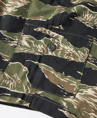 Tiger-camo shorts patch pocket with round button