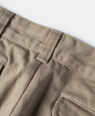 Khaki chino pants waistband with button closure and front seam detail