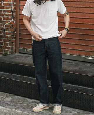 White pocket T-shirt with crew neck worn with dark jeans