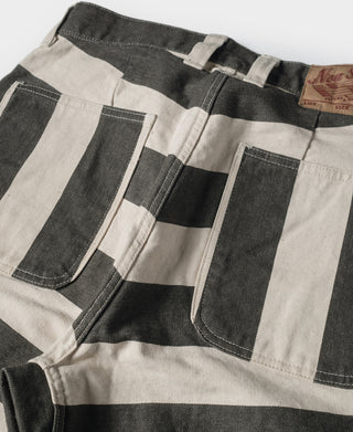 Wide striped prisoner pants in white with dark gray patches, front pockets and waistband