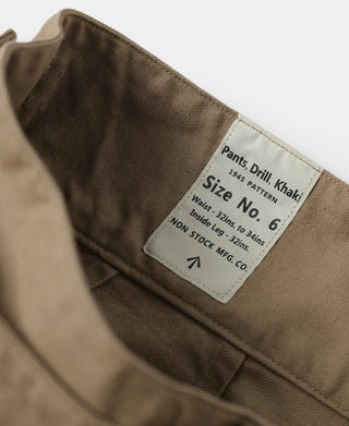 Khaki bermuda shorts with interior size label and front pocket edge
