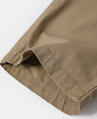 Khaki bermuda shorts with cuffed hem and side seam stitching