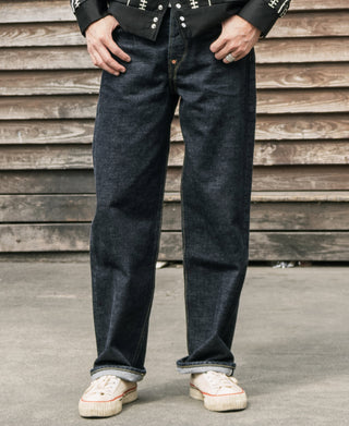 Indigo denim jeans with straight legs, contrast stitching, cuffed hem and sneakers