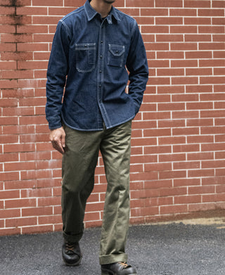 Denim workshirt in dark denim blue, front with two flap pockets and button closure