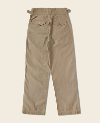 Khaki bermuda pants with two back buttoned pockets