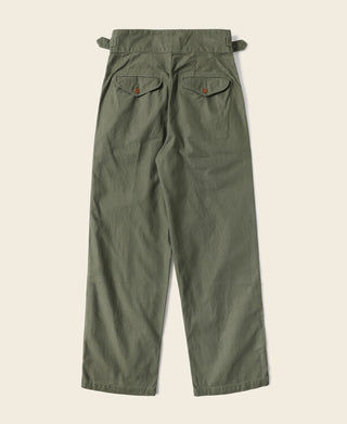 Olive bermuda pants with back yoke and two rear welt pockets
