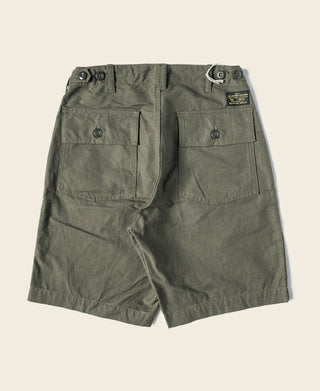 Olive fatigue utility shorts with flap pockets and buttoned side details