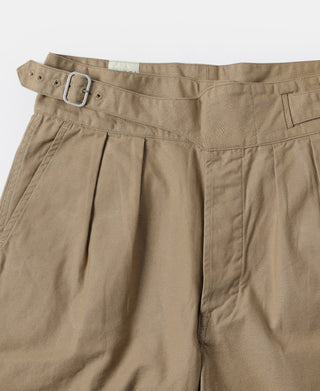 Khaki pleated bermuda pants with metal belt buckle and belt loops