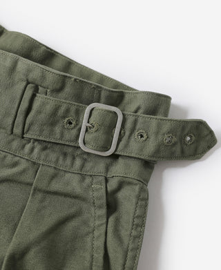 Olive bermuda pants with adjustable square buckle at the waist