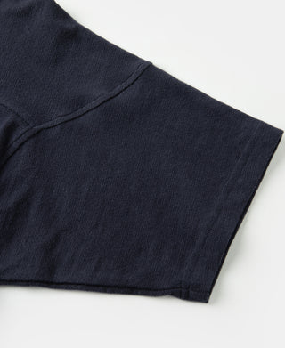Navy drop-shoulder t-shirt with short sleeves and curved hem detail