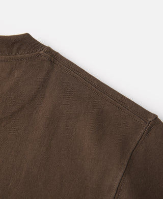 Coffee-brown tubular cotton T-shirt collar and shoulder seam, ribbed crew neck