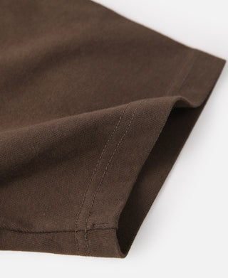 Coffee-brown cotton T-shirt sleeve cuff with reinforced double-stitched hem