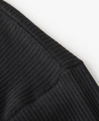 Black ribbed long-sleeve shirt shoulder and sleeve seam detail