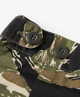 Tiger-camo shorts cuff with dark waistband and round button at pocket