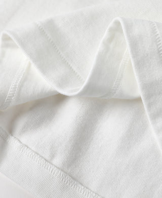 White t-shirt hem and sleeve cuff edge stitching closeup