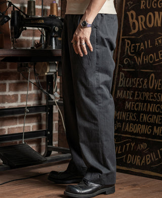 Dark gray double-pleated chino trousers with straight-leg fit