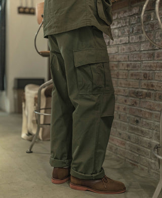 Olive cargo fatigue pants with large side pocket and buttoned flap