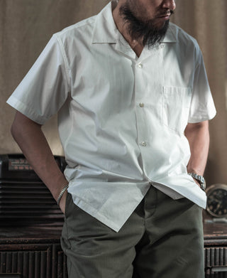 Ivory open-collar short-sleeve shirt with front buttons and left chest pocket