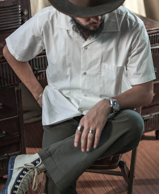 Ivory open-collar short-sleeve shirt with chest pocket and front buttons