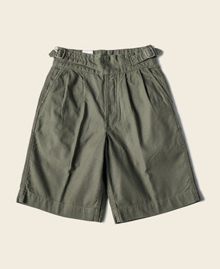 Olive bermuda shorts with elastic waist and pleated front