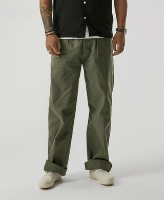 Olive Gurkha bermuda pants with relaxed fit and rolled cuffs