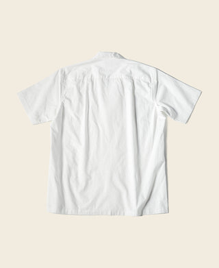 Ivory white open-collar short-sleeve shirt, plain back with split hem
