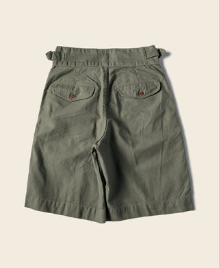 Olive bermuda shorts with two flap pockets at the back