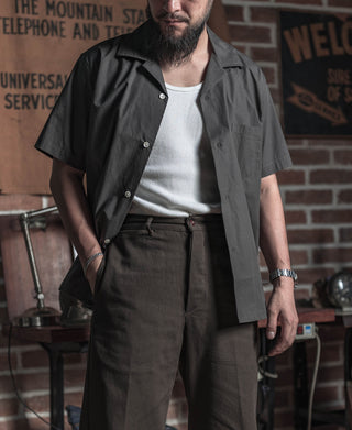 Dark gray open-collar short-sleeve button shirt