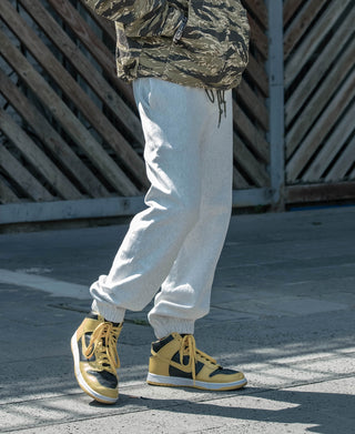 Light gray sweatpants with ribbed cuffs and side pocket seams