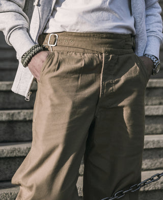 Khaki bermuda pants with adjustable belt and pleated waistband