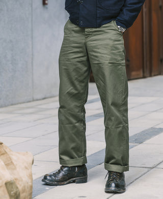 Olive M-43 field trousers close-up, front view with stitched cargo pockets and cuffs