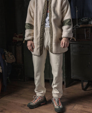 Light cream sweatpants with relaxed fit, elastic waistband, ribbed ankle cuffs